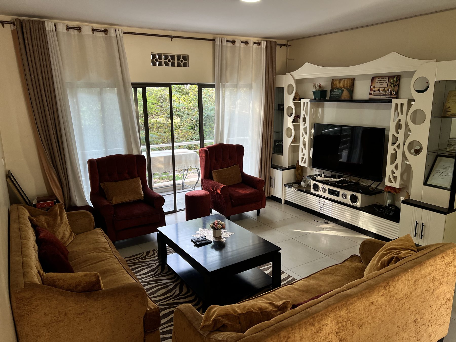 Living room of the Luxury 3BR apartment in Vision City