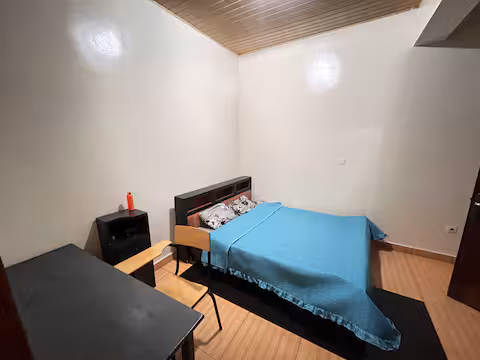 Bedroom with single bed